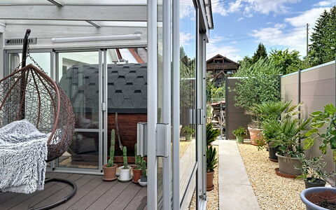 Bionestlein Premium-Appartment mit Sauna: Blomsterkrukke, Møbel, Stol, Glas, Udendørs Møbler, Stueplante, Skygge, Have, Jern, Metal