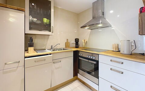 Bionestlein Premium-Appartment mit Sauna: Countertop, Køkken, Køkken Apparat, Gulvbelægning, Indretning, Cabinetry, Større Bandage, Træ, Møbel, Etage