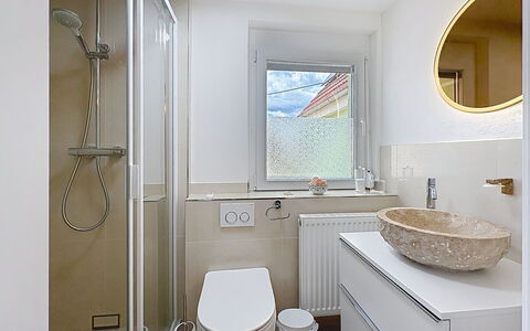 Bionestlein Premium-Appartment mit Sauna: Badeværelse, Sanitærarmatur, Indretning, Gulvbelægning, Væg, Etage, Badeværelsesvask, Håndvask, Spejl, Toilet