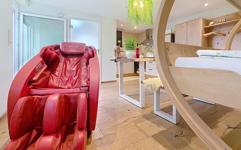 Bionestlein Premium-Appartment mit Sauna: Indretning, Møbel, Gulvbelægning, Etage, Belysning, Loft, Værelse, Komfort, Stol, Stue