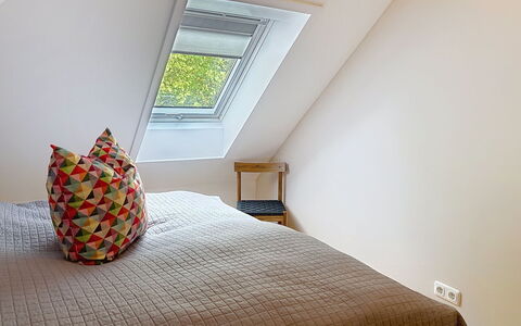 Chrischi: Træ, Indretning, Soveværelse, Loft, Etage, Seng, Sengetøj, Gulvbelægning, Hjem, Attic