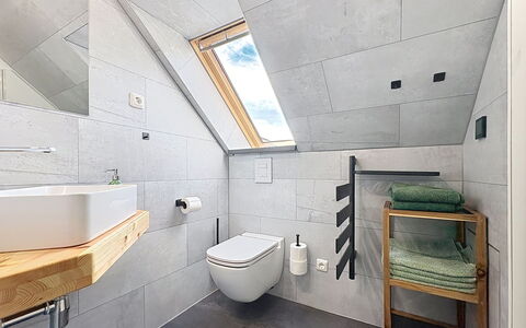 Chrischi: Gulvbelægning, Etage, Sanitærarmatur, Loft, Flise, Håndvask, Attic, Vvs, Tap, Badeværelse