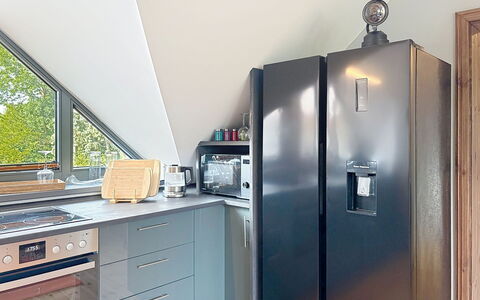 Chrischi: Køkken Apparat, Større Bandage, Køkken, Indretning, Gulvbelægning, Træ, Countertop, Cabinetry, Møbel, Husholdningsapparat