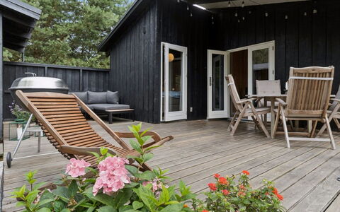 Erich - 500M from the Sea: Træ, Trægulve, Hårdttræ, Udendørs Møbler, Møbel, Planke, Veranda, Dæk, Bejdse, Dør