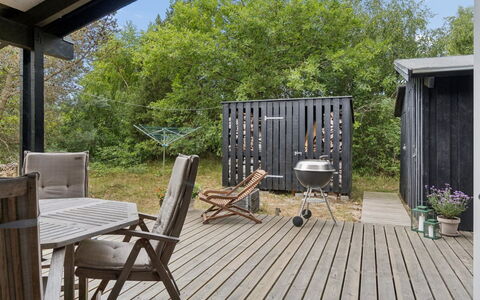 Erich - 500M from the Sea: Træ, Møbel, Udendørs Møbler, Veranda, Dæk, Stol, Udendørs Bord, Hårdttræ, Dør, Backyard
