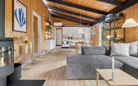 Erich - 500M from the Sea: Møbel, Træ, Indretning, Gulvbelægning, Loft, Couch, Etage, Stue, Hjem, Køkken & Spisebord