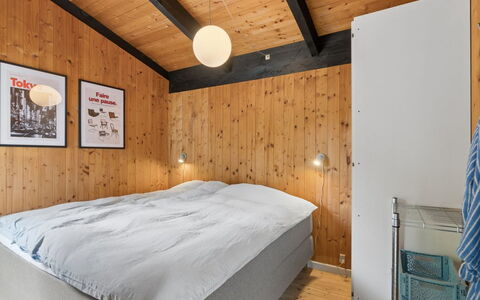 Erich - 500M from the Sea: Træ, Loft, Soveværelse, Indretning, Seng, Bed Frame, Hårdttræ, Sengetøj, Bejdse, Bjælkehytte
