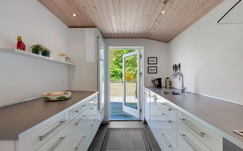 Wingot - from the Sea: Gulvbelægning, Indretning, Træ, Køkken, Countertop, Etage, Loft, Cabinetry, Trægulve, Møbel