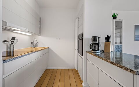 Svane - 70M from the Sea: Køkken, Countertop, Køkken Apparat, Gulvbelægning, Indretning, Cabinetry, Større Bandage, Træ, Etage, Husholdningsapparat