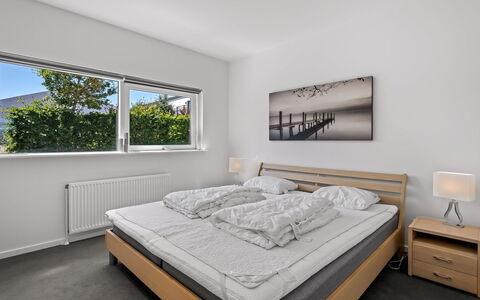 Svane - 70M from the Sea: Soveværelse, Seng, Indretning, Værelse, Sengetøj, Sengetøj, Gulvbelægning, Etage, Loft, Bed Frame