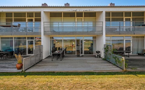 Svane - 70M from the Sea: Kompositmateriale, Skygge, Altan, Beton, Estate, Veranda, Dagslys, Villa, Dæk