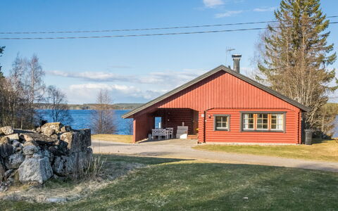 Villa Kettu: Udendørs Møbler, Busk, Hus, Udendørs Bord, Møbel, Hjem, Have, Lawn, Backyard, Estate