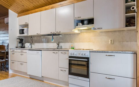 Laukaa 605: Køkken, Køkken Apparat, Countertop, Større Bandage, Cabinetry, Gulvbelægning, Træ, Køkkenvask, Indretning, Håndvask