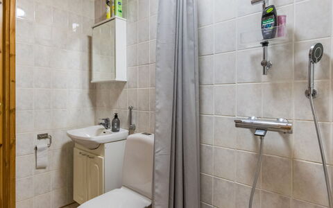 Laukaa 605: Badeværelse, Sanitærarmatur, Gulvbelægning, Toiletbræt, Toilet, Etage, Håndvask, Badeværelsesvask, Indretning, Tap