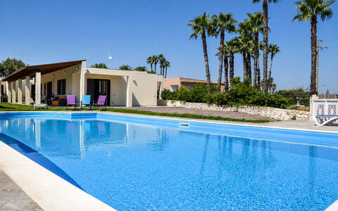 Villa Sara: Blå, Svømmepøl, Udvej, Skygge, Estate, Eco Hotel, Landscaping, Hacienda, Villa, Fritid