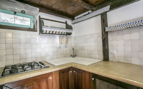 Casa Dafne: Køkken, Gulvbelægning, Indretning, Loft, Køkkenvask, Countertop, Etage, Større Bandage, Komfur, Køkken Apparat