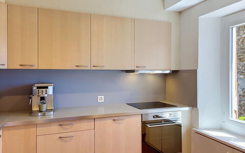 Casa Yakamos: Køkken, Køkken Apparat, Countertop, Cabinetry, Større Bandage, Møbel, Træ, Indretning, Gulvbelægning, Køkkenvask