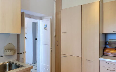 Casa Yakamos: Cabinetry, Møbel, Countertop, Træ, Køkken Apparat, Gulvbelægning, Køkken, Indretning, Skab, Etage