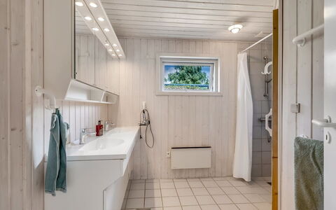Anina - 300M from the Sea: Gulvbelægning, Træ, Sanitærarmatur, Etage, Indretning, Loft, Håndvask, Tap, Vvs, Badeværelse