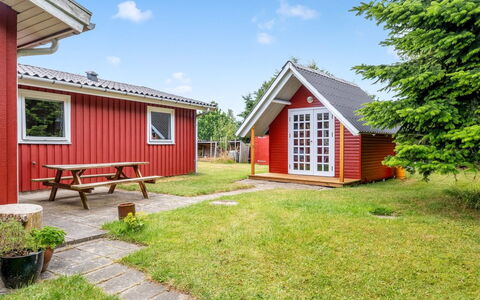 Anina - 300M from the Sea: Sommerhus, Lawn, Gård, Have, Sidespor, Landscaping, Skygge, Estate, Garden Bygninger, Backyard
