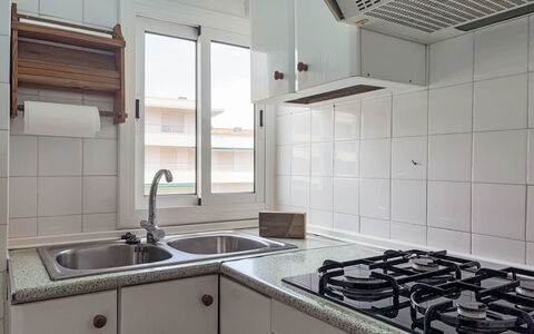 Xaloc: Køkken, Køkken Apparat, Større Bandage, Countertop, Køkkenvask, Komfur, Cabinetry, Indretning, Komfur, Håndvask