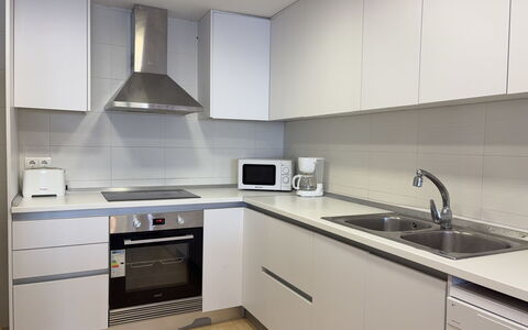 Clara: Køkken Apparat, Køkken, Countertop, Cabinetry, Større Bandage, Gulvbelægning, Komfur, Indretning, Husholdningsapparat, Komfur