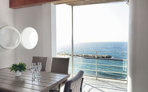Clara: Møbel, Etage, Indretning, Hav, Bord, Gulvbelægning, Stol, Ocean, Glas, Køkken & Spisebord
