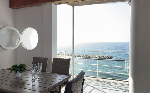 Clara: Møbel, Hav, Etage, Gulvbelægning, Bord, Ocean, Stol, Glas, Skygge, Kyst