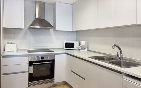 Clara: Køkken Apparat, Køkken, Countertop, Cabinetry, Større Bandage, Komfur, Gulvbelægning, Indretning, Husholdningsapparat, Komfur