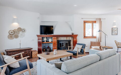 Can Nura: Møbel, Indretning, Couch, Træ, Stue, Gulvbelægning, Loft, Værelse, Hjem, Etage