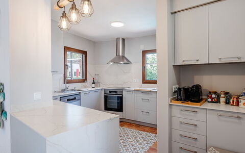 Can Nura: Gulvbelægning, Køkken, Countertop, Indretning, Cabinetry, Møbel, Etage, Træ, Køkken Apparat, Loft