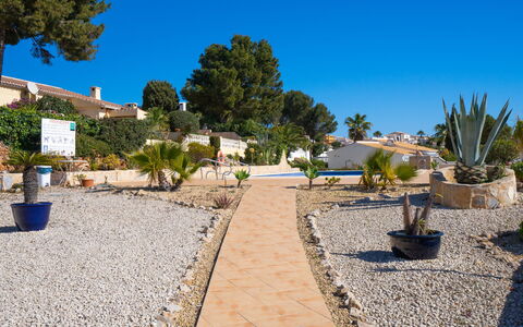 Pueblo de la Luz: Busk, Have, Landscaping, Skygge, Walkway, Flise, Indkørsel, Gård