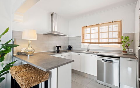 Sol Moraira: Køkken, Countertop, Møbel, Indretning, Køkken Apparat, Gulvbelægning, Cabinetry, Større Bandage, Træ, Loft