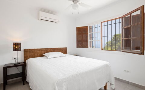 Sol Moraira: Seng, Soveværelse, Møbel, Sengetøj, Indretning, Sengetøj, Etage, Træ, Loft, Gulvbelægning
