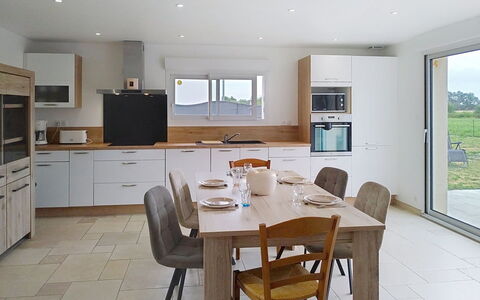 Le Jardin du Calme: Møbel, Køkken, Gulvbelægning, Indretning, Countertop, Etage, Cabinetry, Træ, Loft, Køkken Apparat