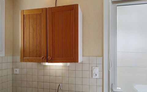 Riviera: Træ, Indretning, Gulvbelægning, Værelse, Countertop, Håndvask, Cabinetry, Sanitærarmatur, Tap, Køkkenvask