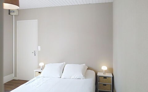 Riviera: Væg, Indretning, Soveværelse, Møbel, Etage, Træ, Gulvbelægning, Seng, Sengetøj, Textile