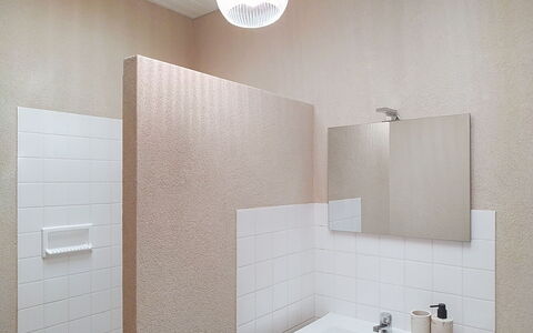 Riviera: Væg, Gulvbelægning, Indretning, Etage, Sanitærarmatur, Badeværelse, Brun, Vvs, Håndvask, Loft