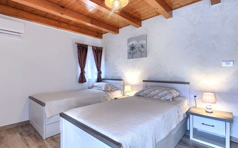 Trošti: Hjem, Møbel, Etage, Seng, Soveværelse, Hårdttræ, Bed Frame, Bejdse, Pude, Hotel