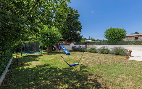 Trošti: Træ, Have, Lawn, Skygge, Fritid, Parkere, Landscaping, Gård, Backyard, Legepladsudstyr