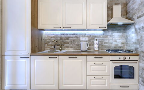 Trošti: Køkken, Cabinetry, Countertop, Køkken Apparat, Større Bandage, Indretning, Hjem, Møbel, Gulvbelægning, Håndvask