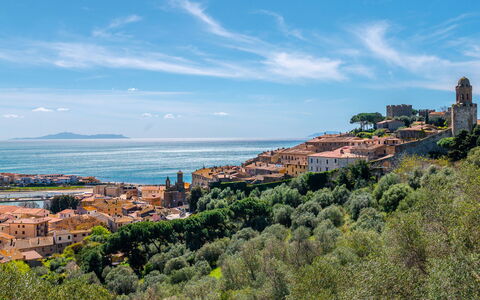 Casa Lelà: Blå, Vand, Horisont, Kyst, Boligområde, City, Coastal Og Oceaniske Landskabsformer, Hav, Sommer, Hus