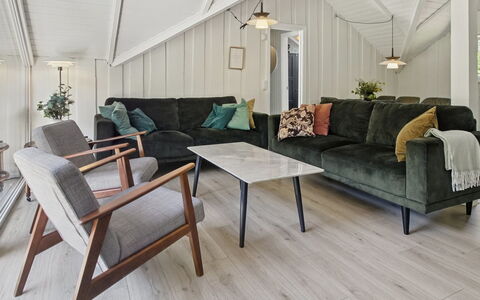 Tenna - 30Km from the Sea: Møbel, Couch, Gulvbelægning, Træ, Indretning, Stue, Etage, Hjem, Trægulve