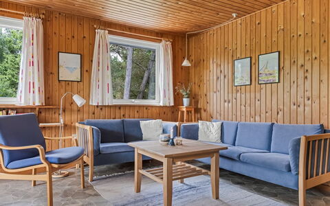 Iivo - 3.5Km from the Sea: Møbel, Gulvbelægning, Indretning, Træ, Etage, Couch, Værelse, Stue, Loft, Bejdse