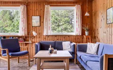 Iivo - 3.5Km from the Sea: Møbel, Træ, Indretning, Stue, Gulvbelægning, Couch, Hjem, Etage, Værelse, Bejdse