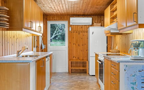 Iivo - 3.5Km from the Sea: Køkken, Countertop, Køkken Apparat, Større Bandage, Træ, Cabinetry, Indretning, Gulvbelægning, Loft, Møbel