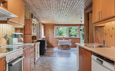 Iivo - 3.5Km from the Sea: Køkken, Træ, Countertop, Loft, Gulvbelægning, Møbel, Indretning, Cabinetry, Større Bandage, Køkken Apparat