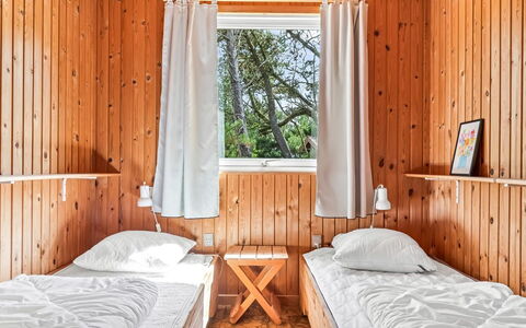 Iivo - 3.5Km from the Sea: Træ, Soveværelse, Gulvbelægning, Indretning, Seng, Etage, Loft, Sengetøj, Hårdttræ, Møbel