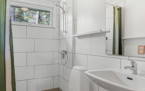 Iivo - 3.5Km from the Sea: Sanitærarmatur, Indretning, Gulvbelægning, Badeværelse, Etage, Badeværelsesvask, Håndvask, Toilet, Vvs, Tap