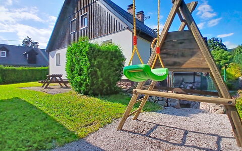 Cerny Dul 400: Hjem, Sommerhus, Lawn, Have, Backyard, Landscaping, Stuehus, Gård, Kunstgræs, Eco Hotel